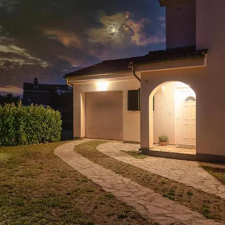 Jaki Villa *